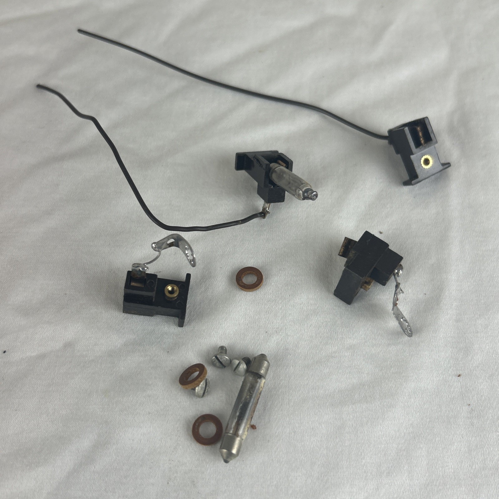 Fisher FM-200B Dial clip fuse holders - Need to replace lamps