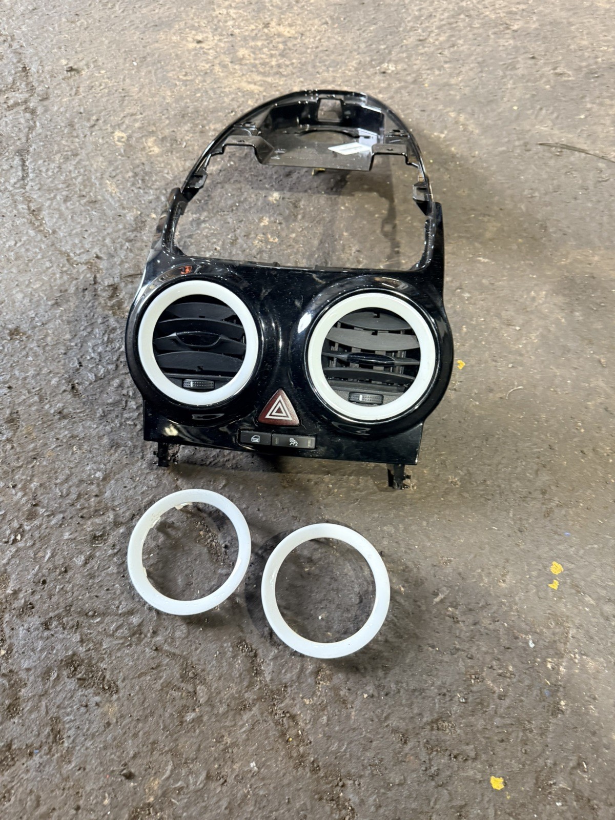 VAUXHALL CORSA.D 2014 CENTER DASH SURROUND & VENTS WHITE GLOSS BLACK TYPE