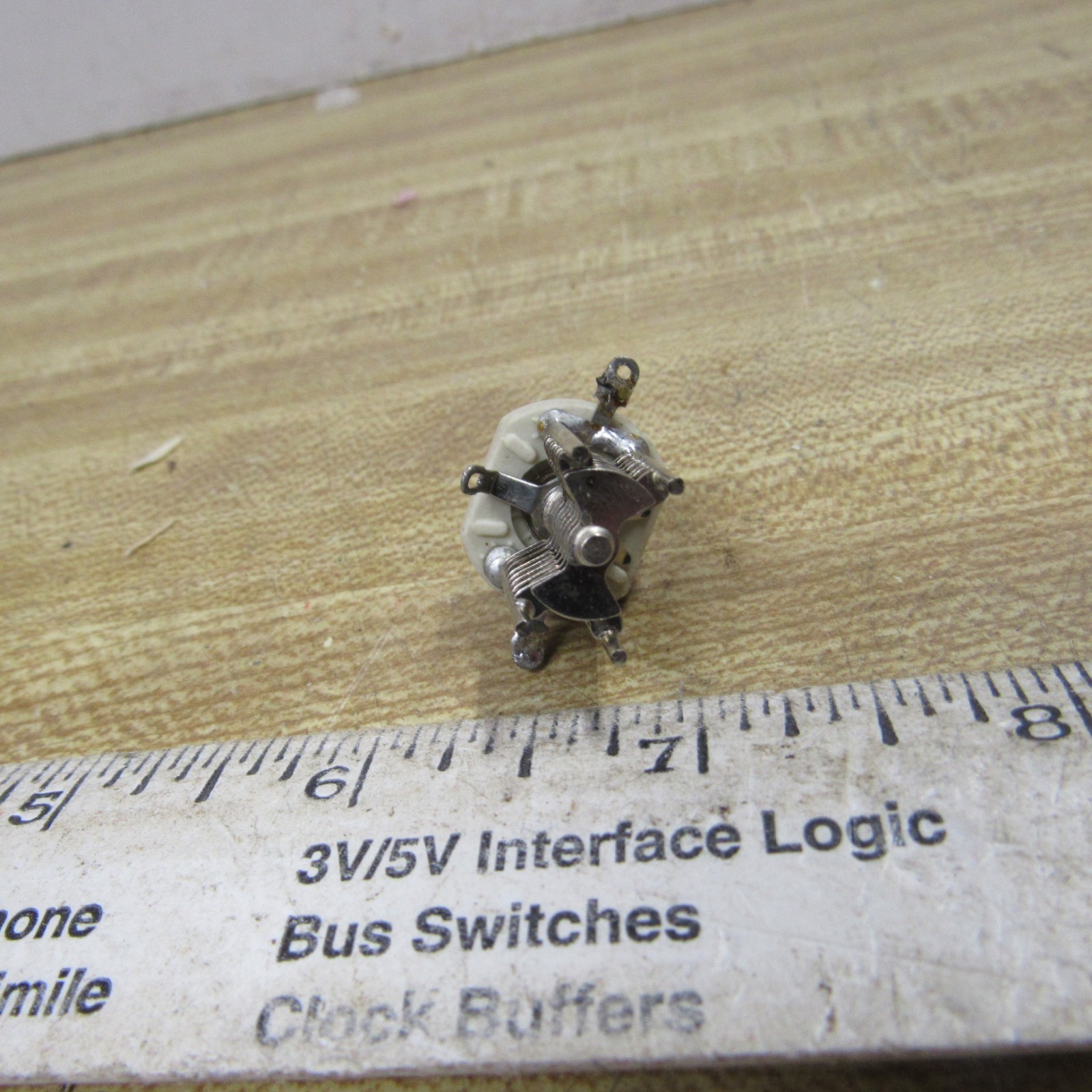 VARIABLE CAPACITOR BUTTERFLY 8 pF 2.2 to 8 pF JOHNSON 160-208