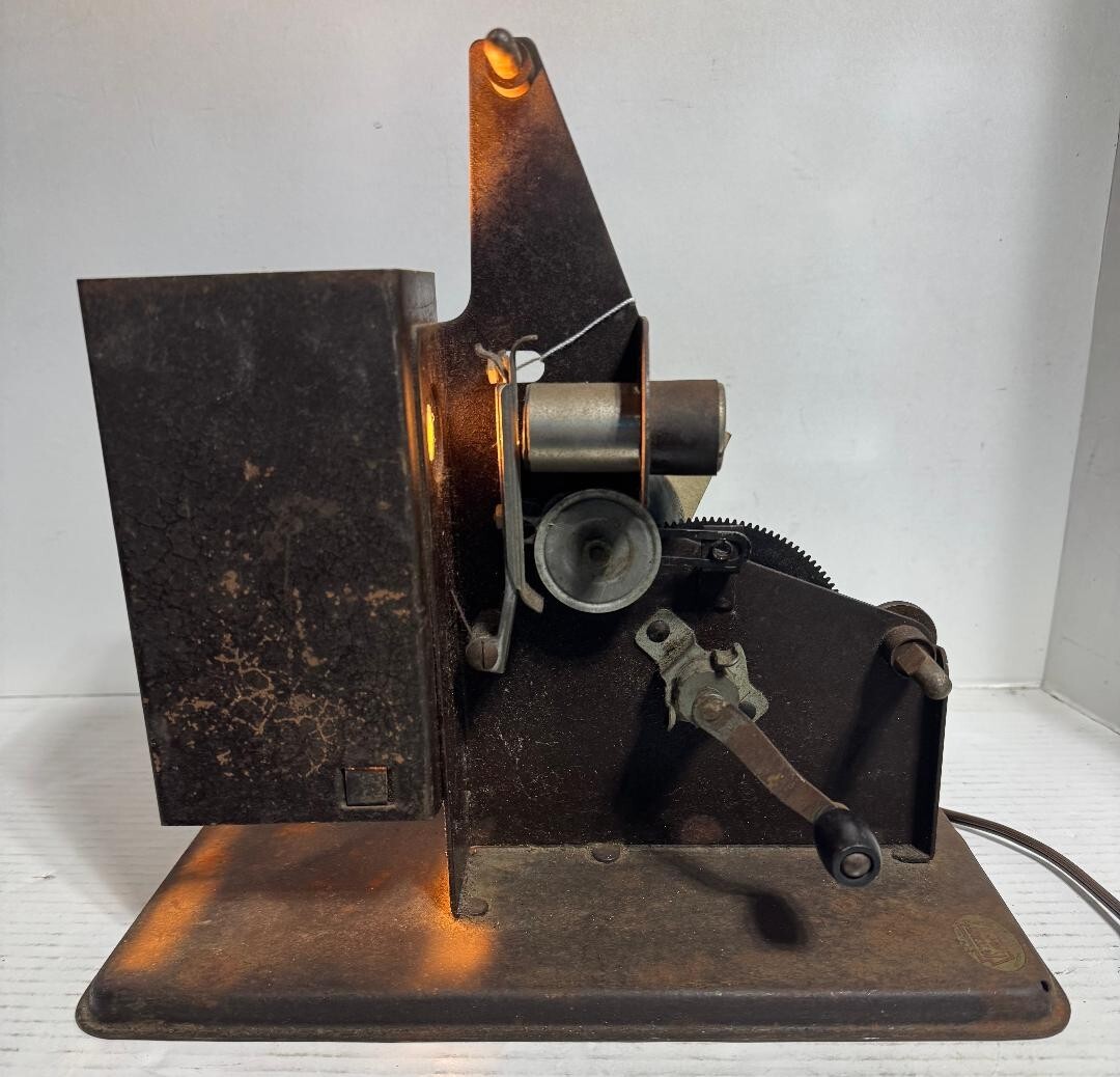 VINTAGE KEYSTONE 16MM MANUAL HAND CRANK SLOW BURNING FILM MOVIE PROJECTOR