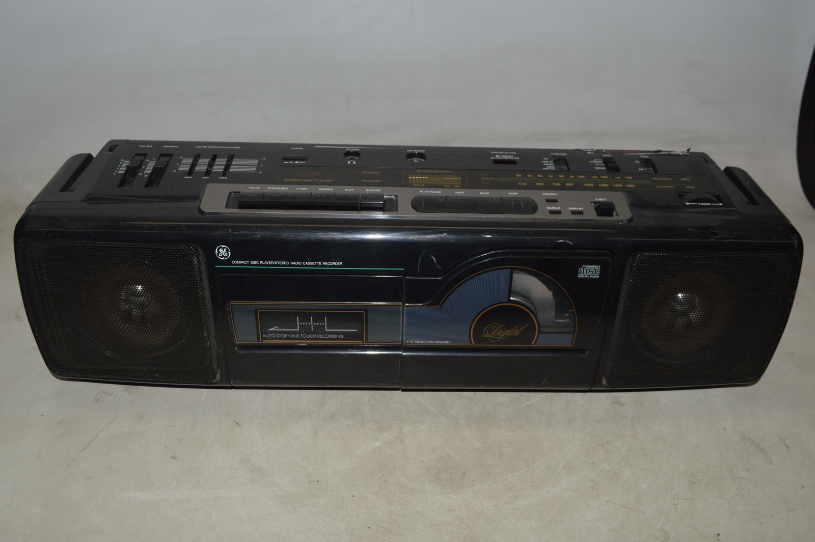 Vintage General Electric GE 3-7035A CD Player/Stereo Radio Cassette Recorder