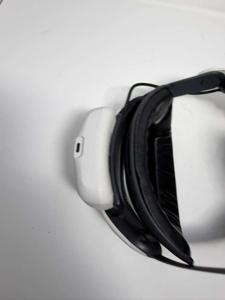 Meta Quest 2 VR Headset with Battery Pack – Tested & Working – Small Dead Pixel