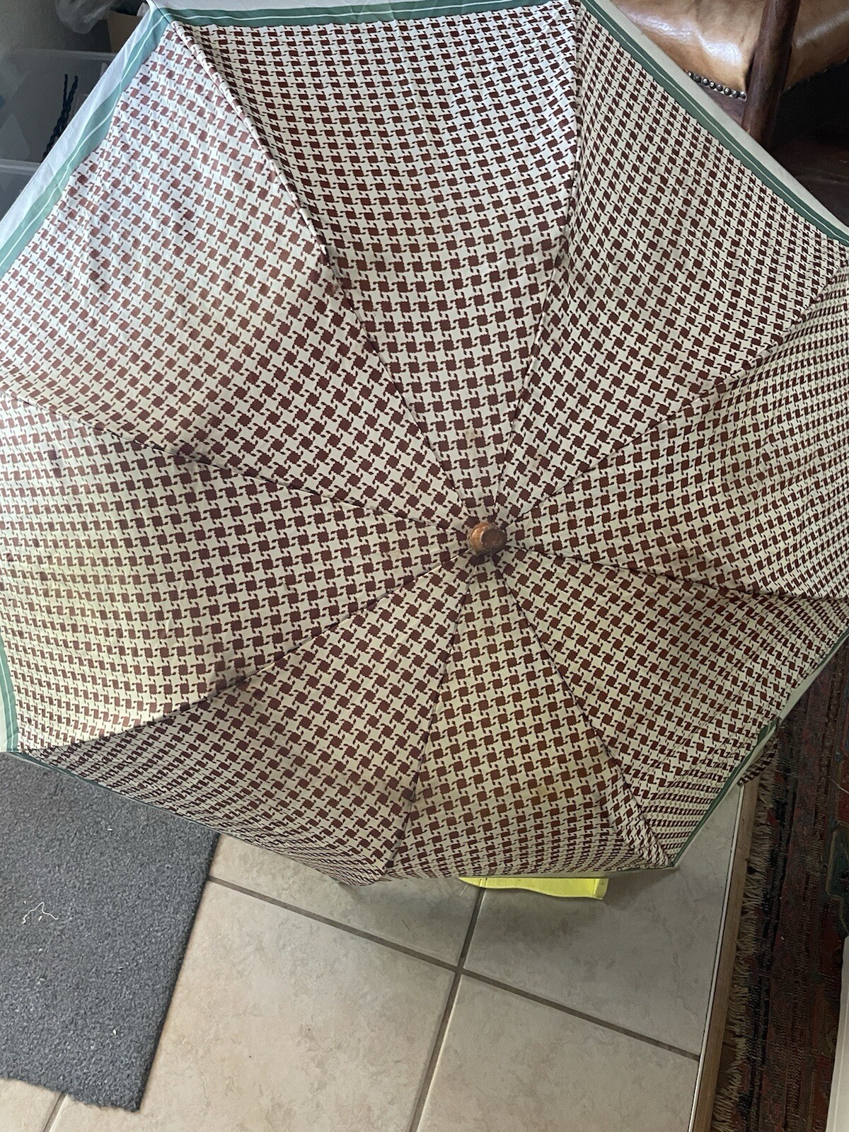CHRISTIAN DIOR Signature Houndstooth Tan/Cream Umbrella Wood Handle Logo Preppy