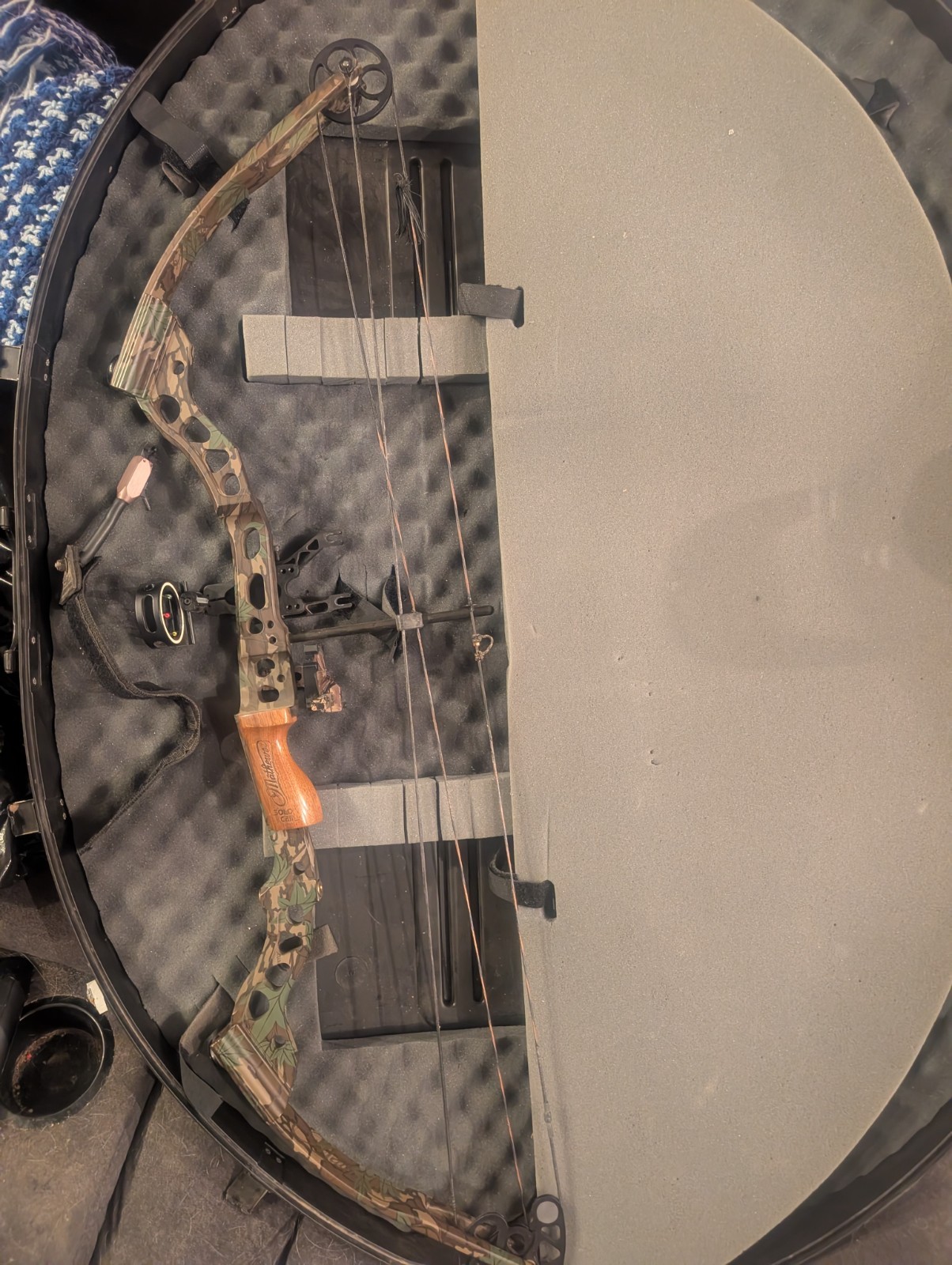 Matthews Solo Cam conquest Light Compound Bow With Hard Case And Arrows
