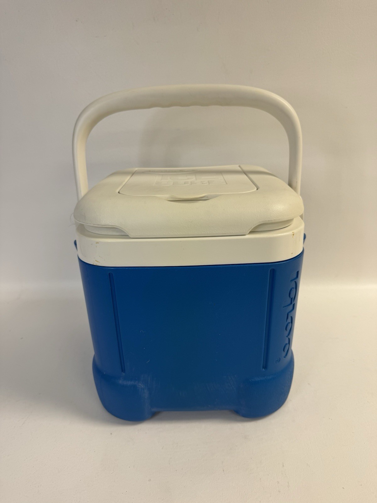 Igloo Ice Cube 12 Quart 14 Can Plastic Cooler  Blue White Top Compartment Handle