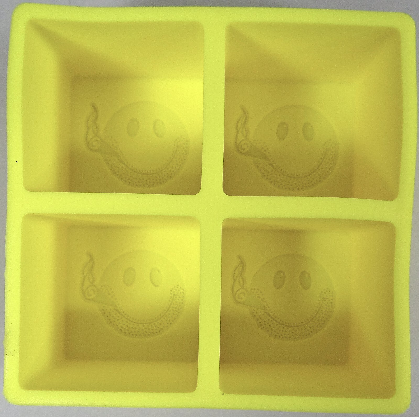 CI Cigar International Giant Ice Cube Tray Silicone 4 Hole 2 inch Smily Face New