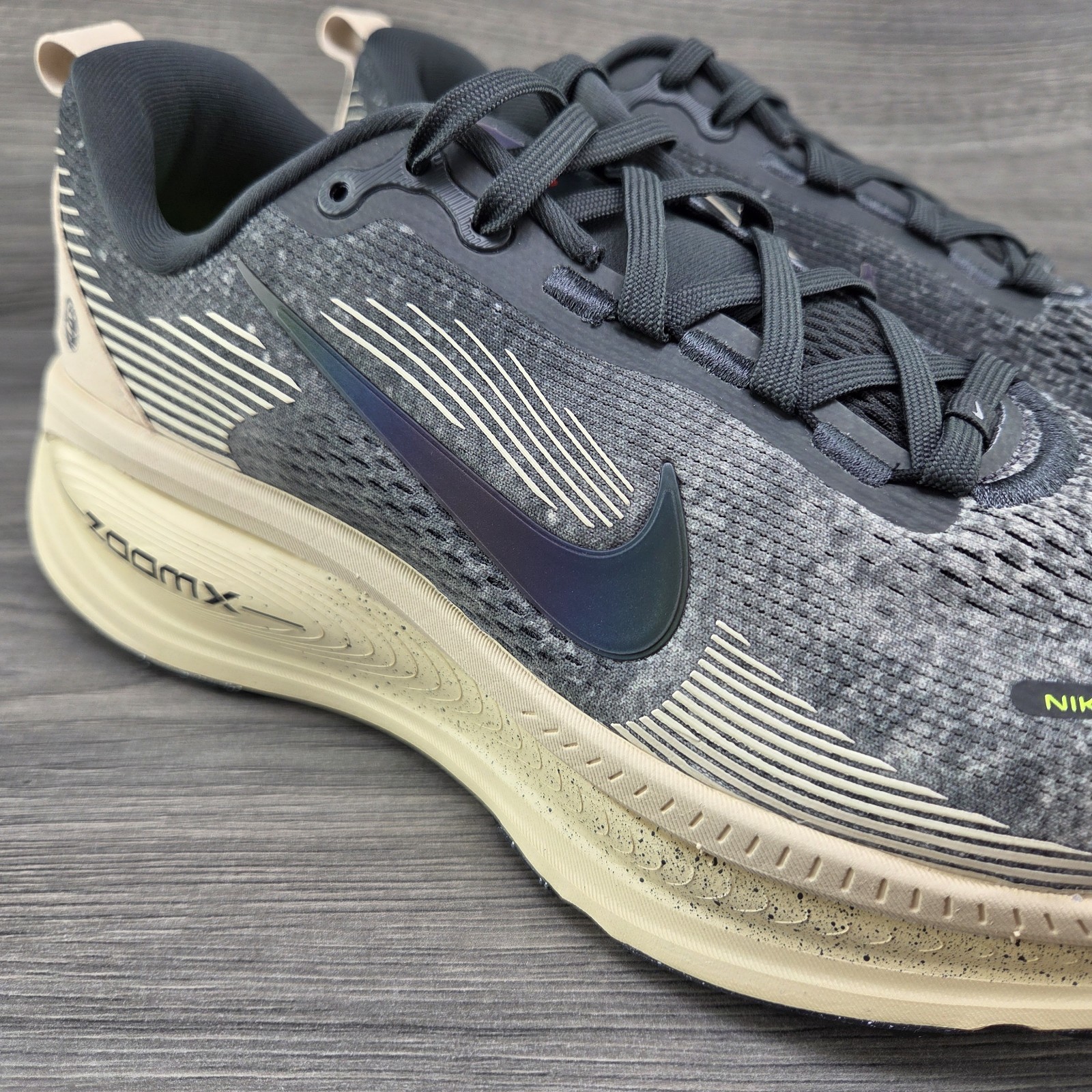 Nike Vomero 18 Size 10 Mens Oatmeal Black Anthracite Volt Running Shoes