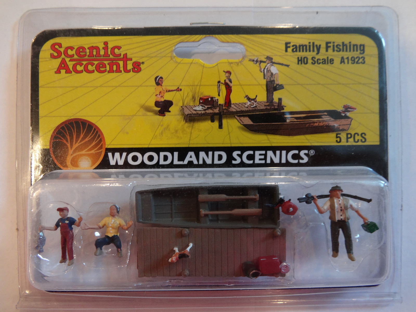 Woodland Scenics HO #1923  Family Fishing
