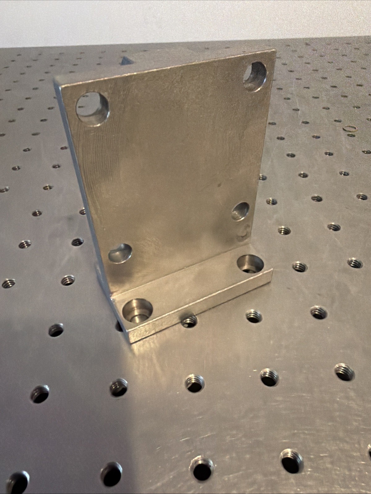 Newport SDS40-BK SS 90° Angle Bracket For 1.57"x1.57" Stages, 6-32 Thread
