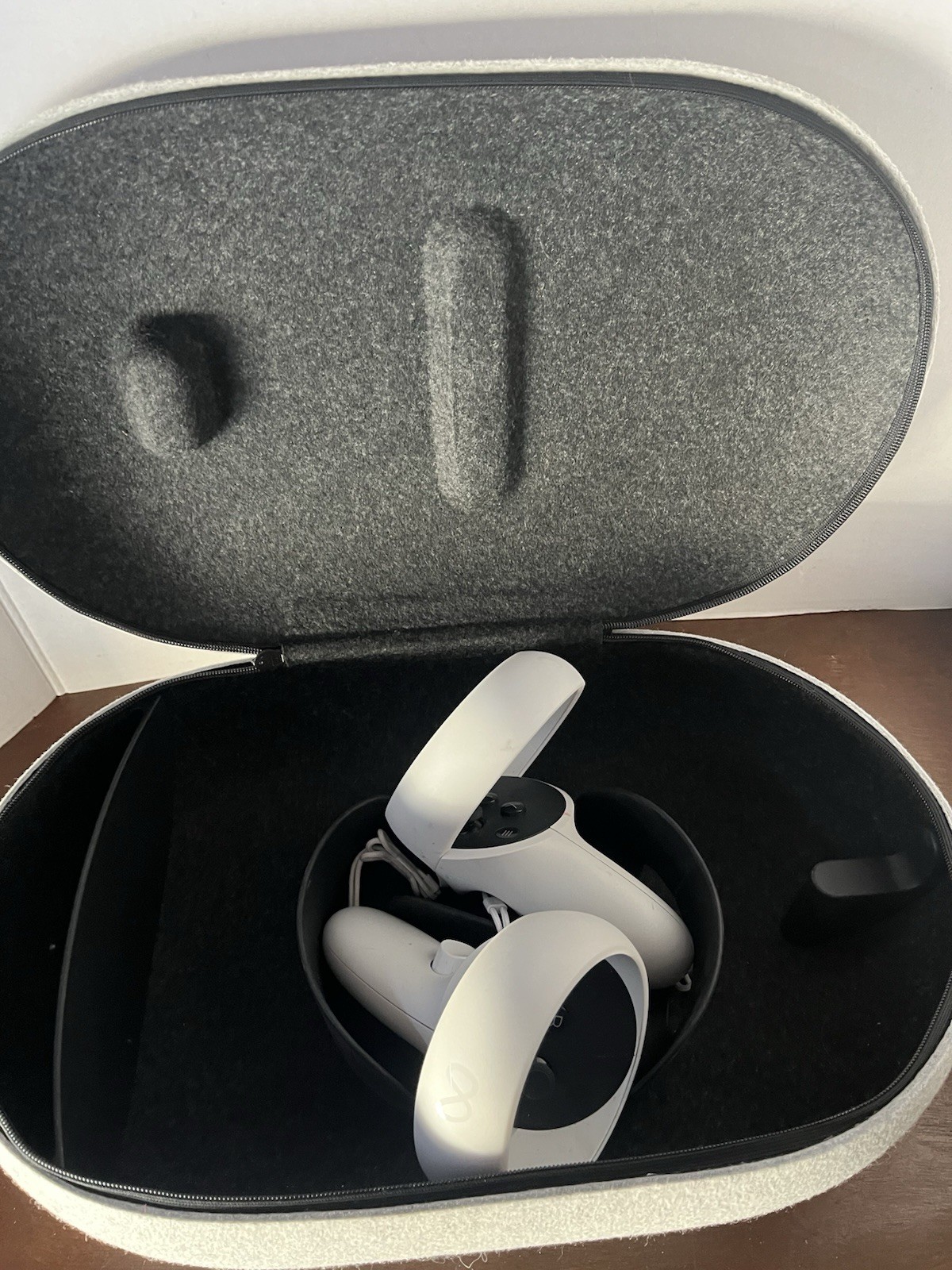 Meta Oculus Quest VR Controllers Left & Right W/case Powers On /No Further Testi