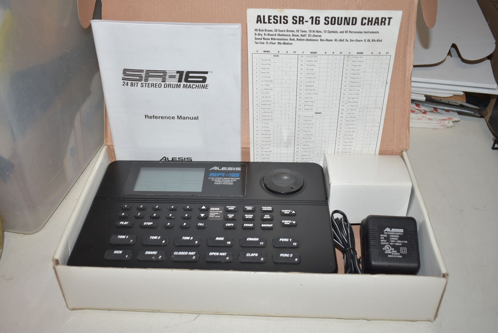 ALESIS SR-16 SR16 PROGRAMMABLE DRUM MACHINE / MIDI controller 12 pad