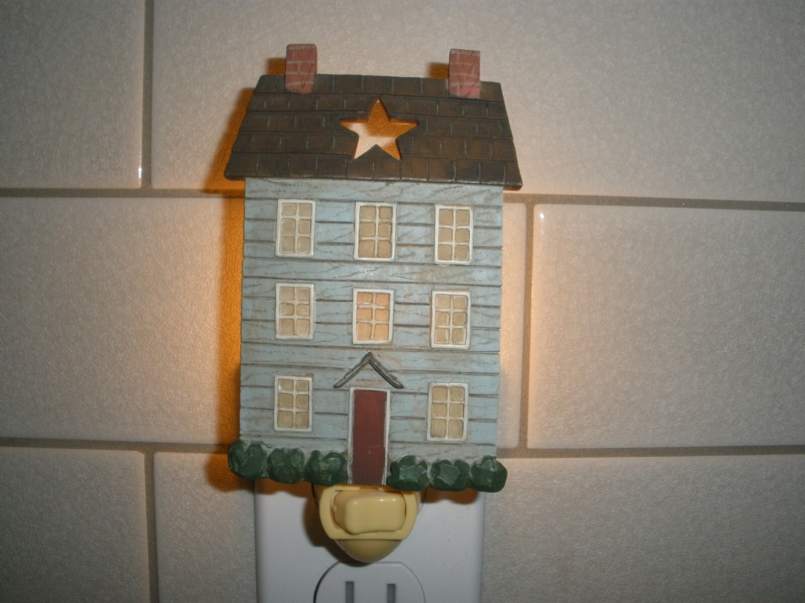 Country House with Star Plug In Nightlight EUC House is 4.25" x 2.75" (SU71)