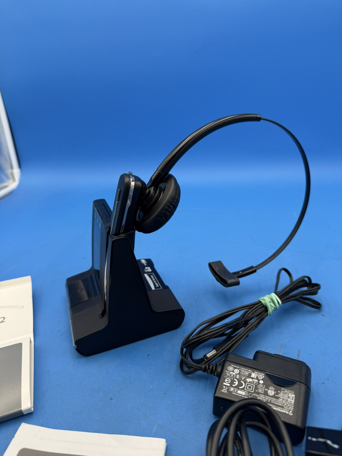 PLANTRONICS W02 DECT 6.0 WIRELESS HEADSET SYSTEM Headphones Charger Cables