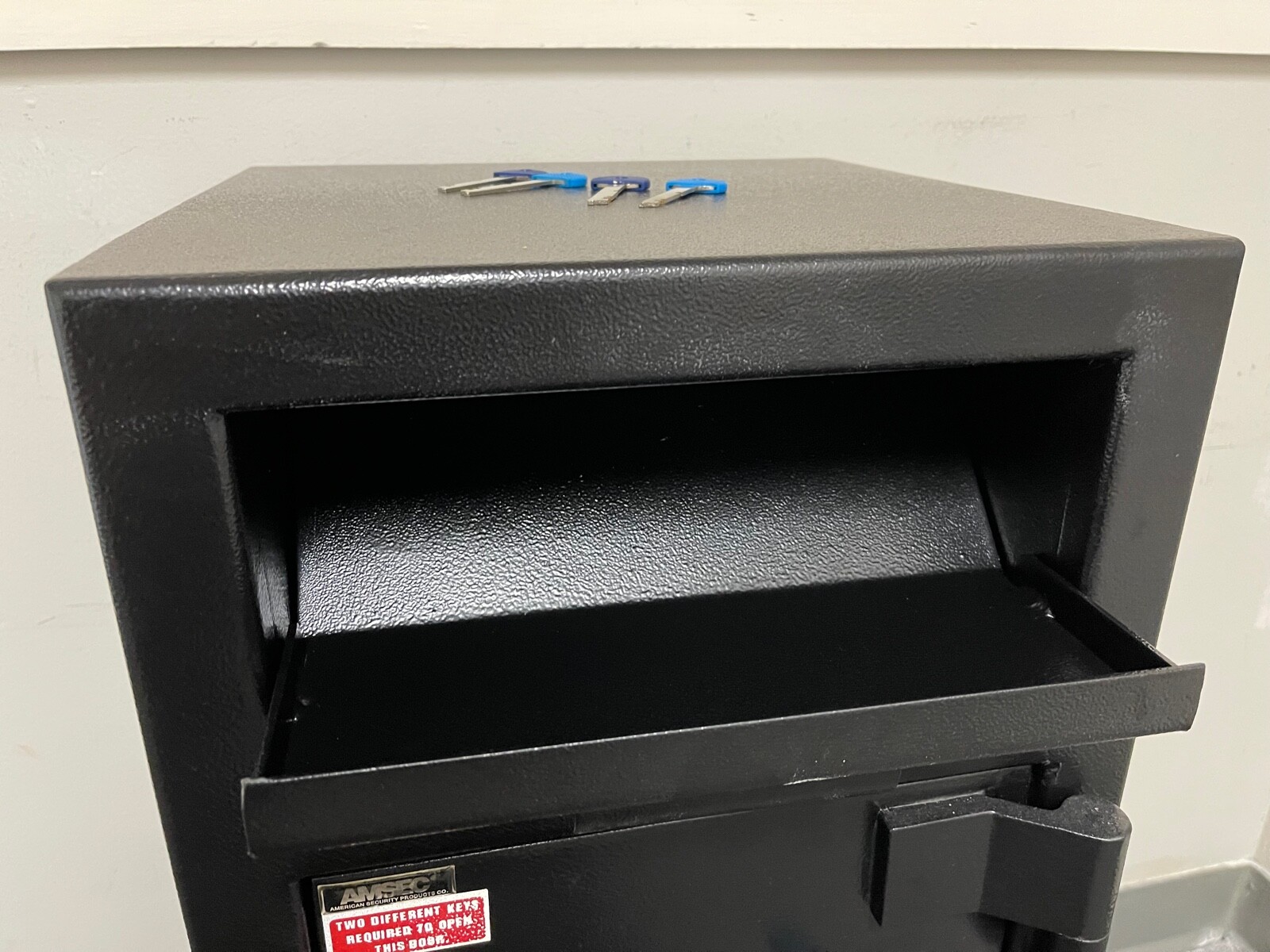 AMSEC FRONT LOAD DEPOSITORY SAFE, Compact Single Door Cash Management Safe
