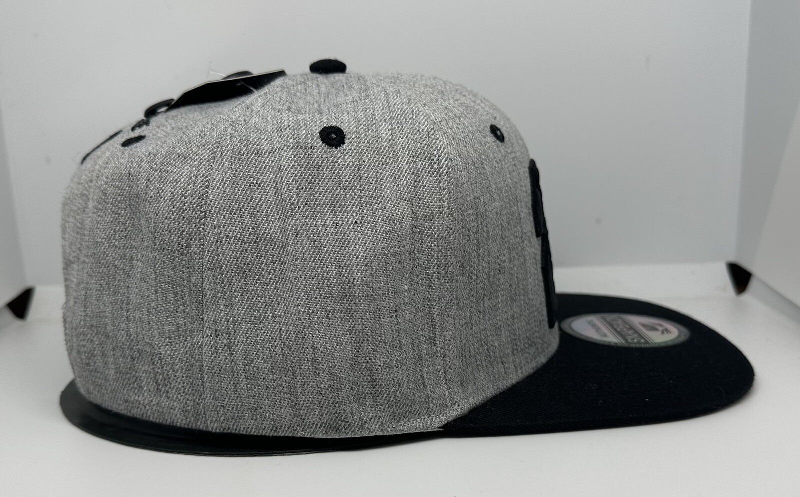 Roberto Clemente 21 SnapBack Hat Gorra Pin On Side