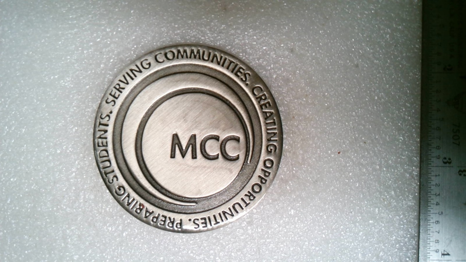 CHALLENGE COIN METROPOLITAN COMMUNITY COLLEGE HONOR OF THOSE WHO HAVE SERVED MCC