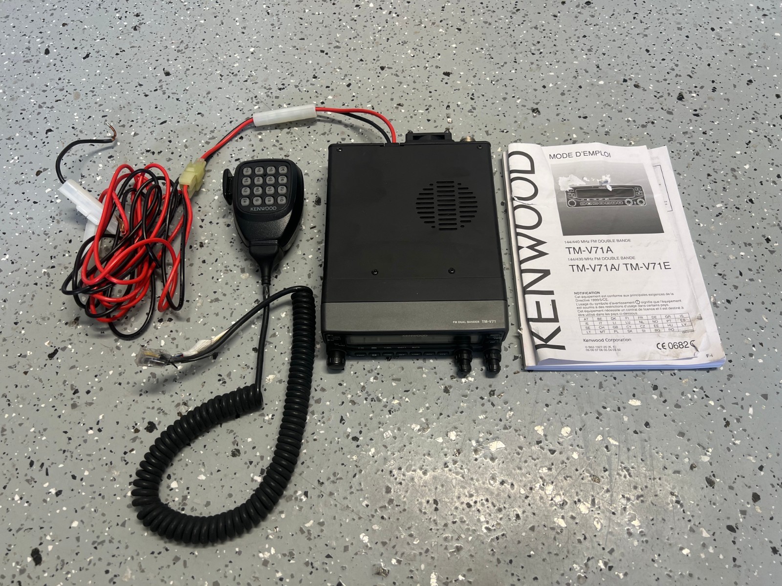 Kenwood TM-V71A FM Dual Band VHF/UHF 144/440 MHz Ham Radio Transceiver w/ Mic