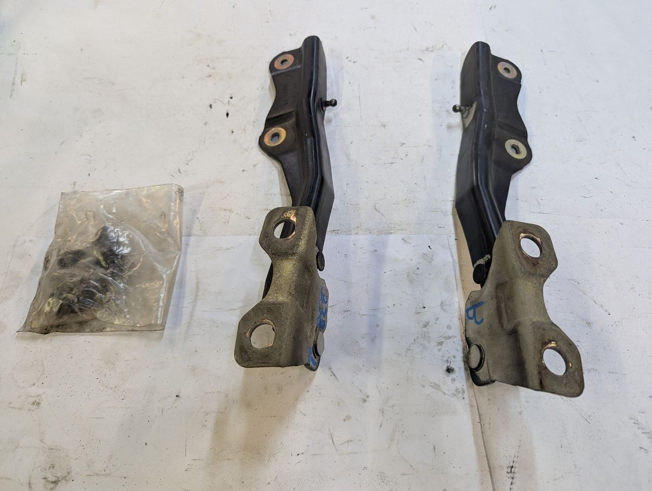 Black Left / Right Hood Hinges Set | Fits 1999-2007 Ford F250 F350 F450 F550