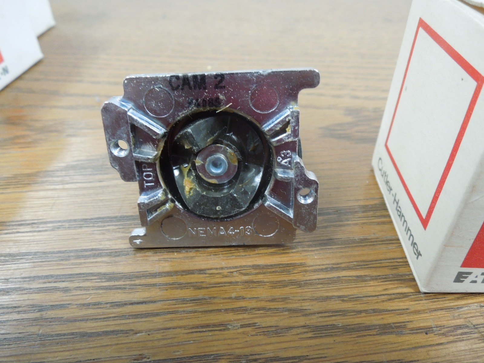 Cutler-Hammer 10250T1422 3 Position Selector Switch Maintained Surplus