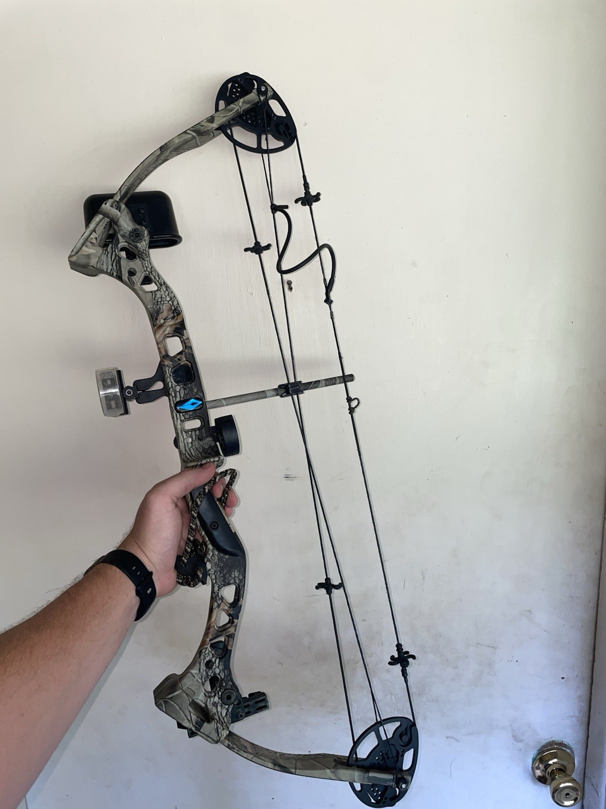 Diamond razor edge by Bowtech Right-Hand YOUTH Compound Bow w/ Sight and quiver