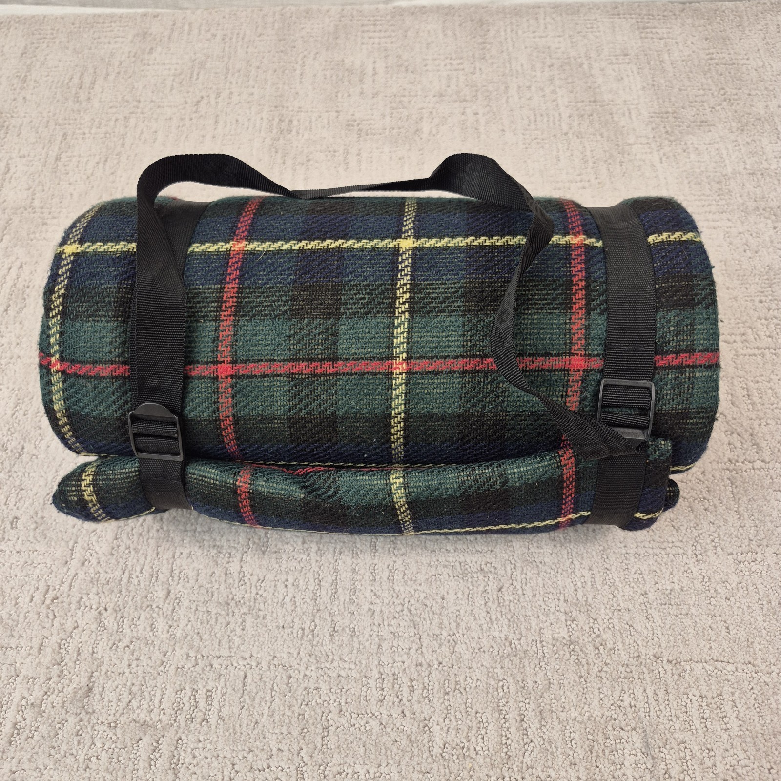 Used Roll Up Green Tartan Plaid Picnic Blanket Outdoor Trvl Stadium Throw 56x76