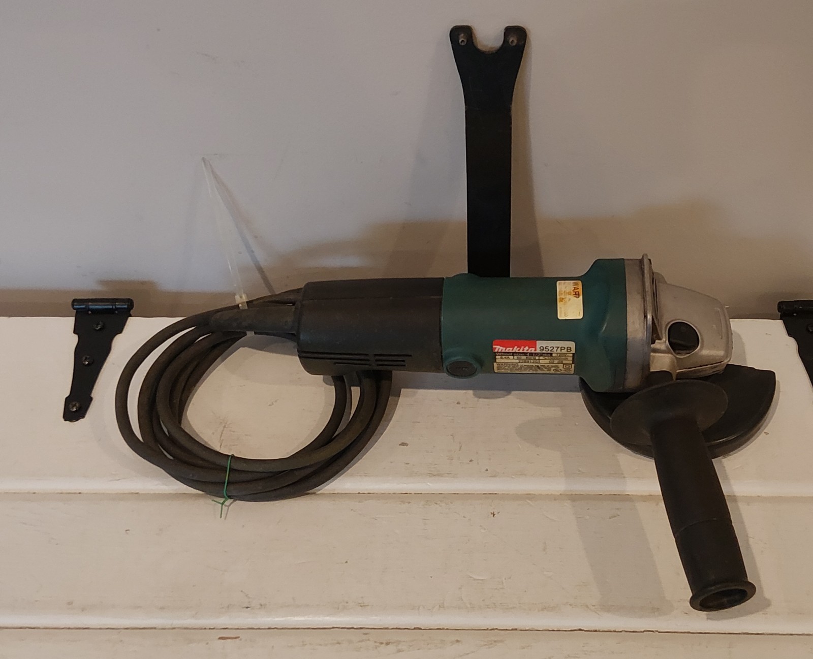 Makita 9527pb 4.5" Grinder (Works 100% W/ Wrench And T - Handle)