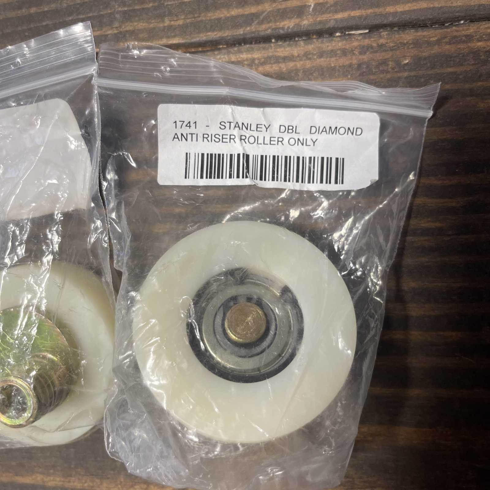 Stanley hardware 413936 Double Diamond Anti Riser Roller Only