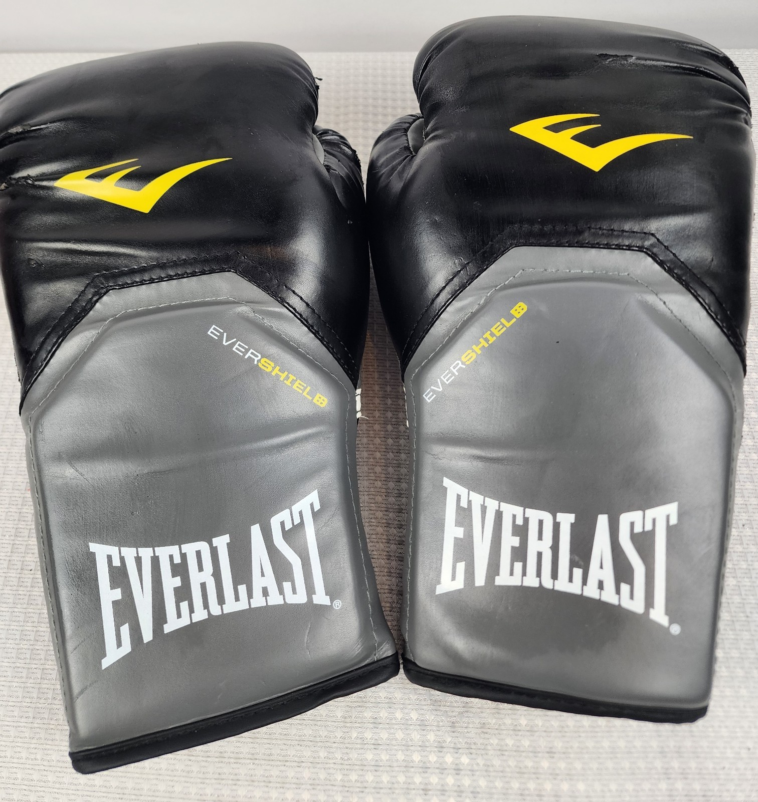 Everlast Evershield Boxing Training Gloves 14oz Used Black