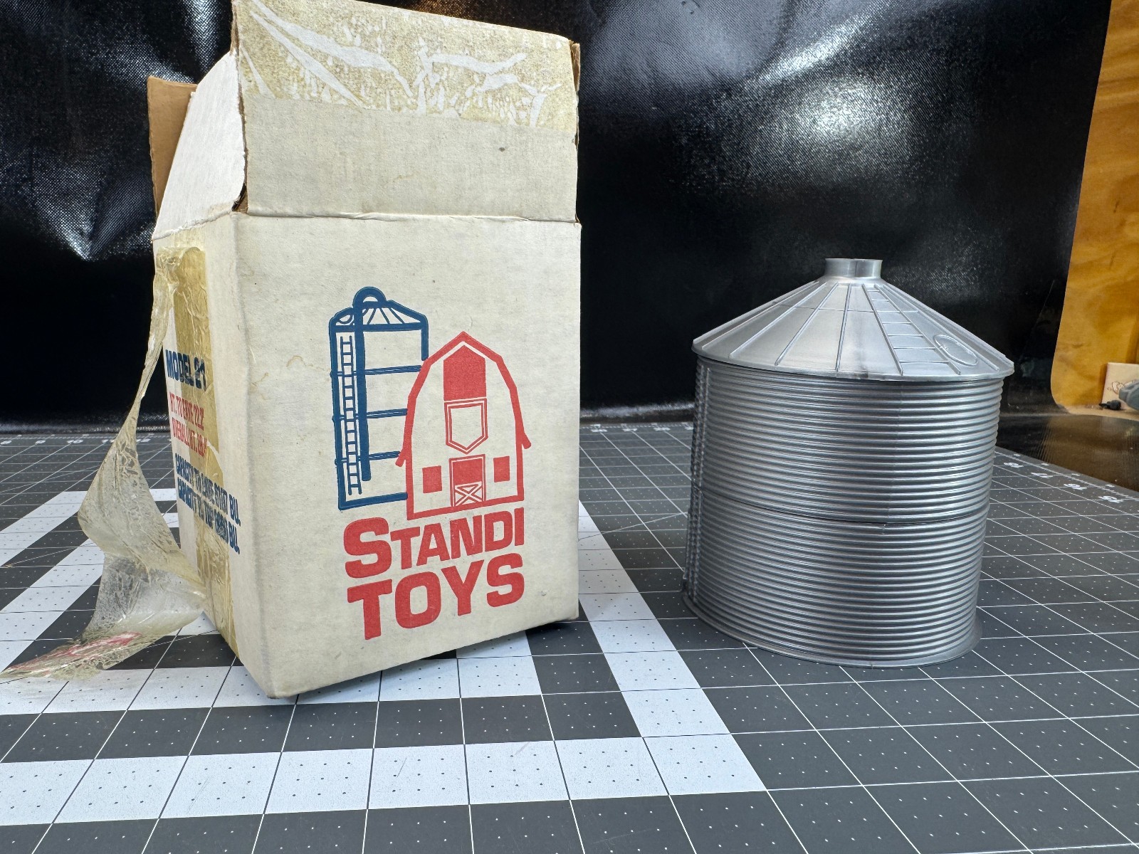 1/64 Standi Toys Model 21 Grain Bin