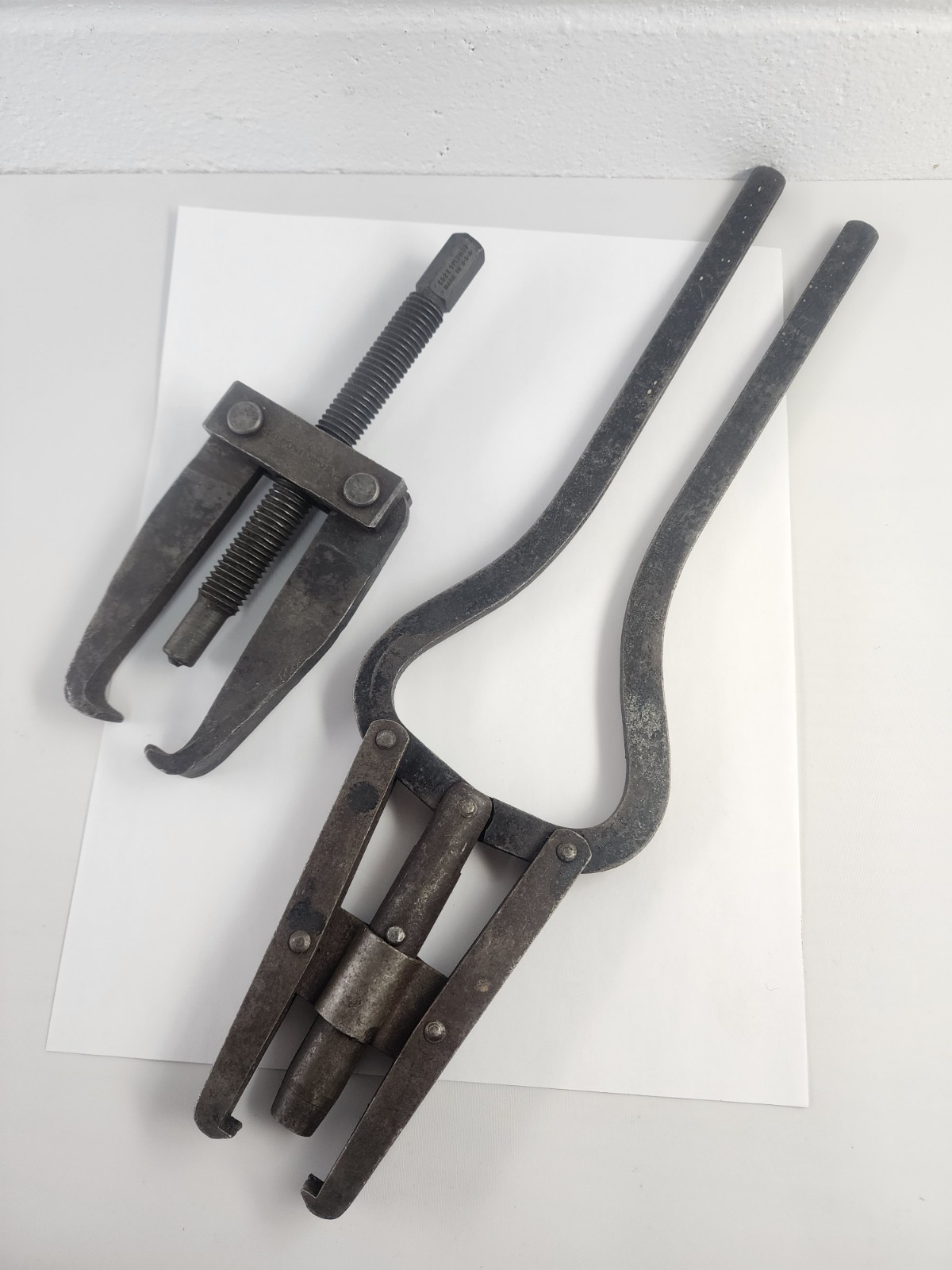 (2) Vintage Medium Size  2-Jaw Gear Pullers - Plomb 4061 4022 & Unknown