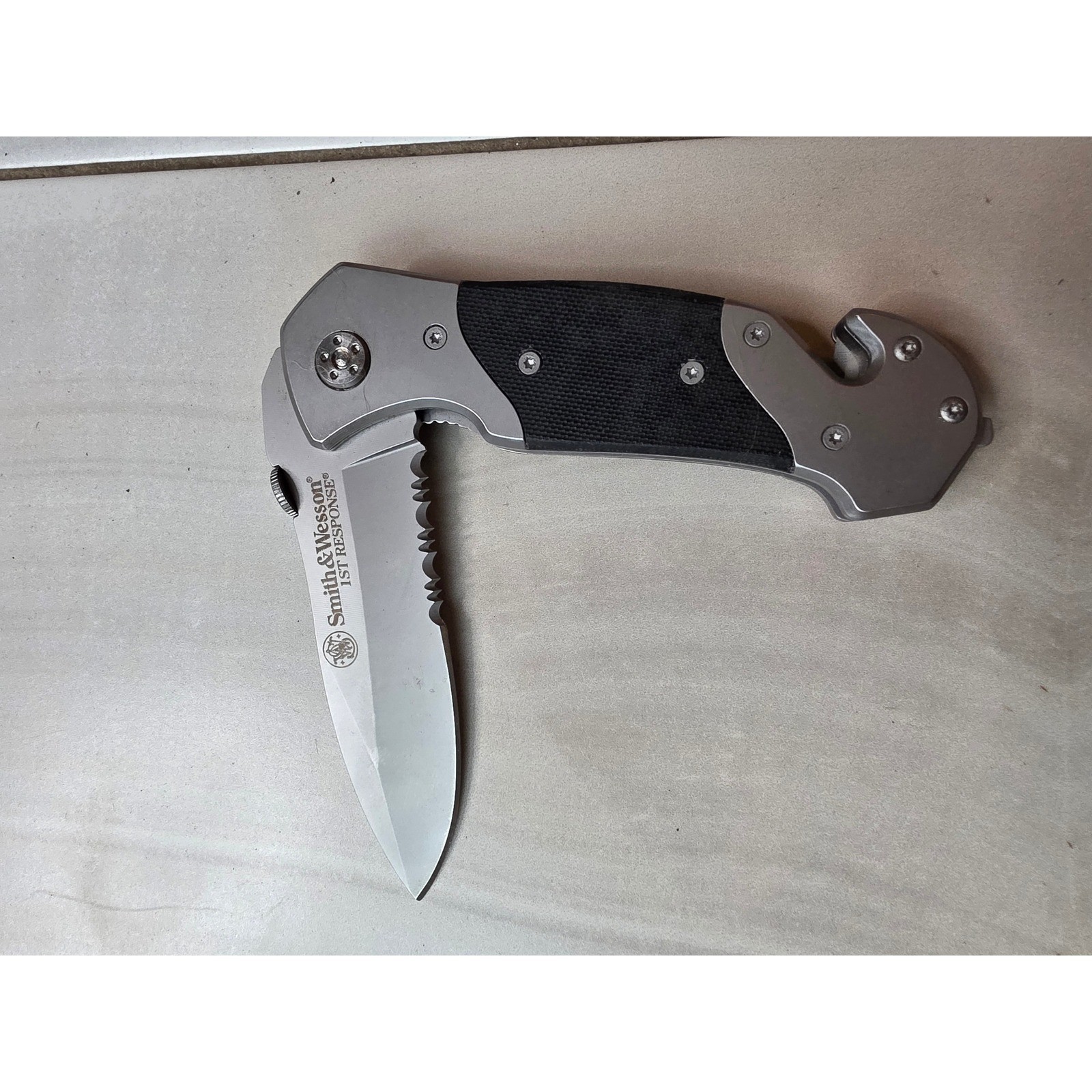 Smith & Wesson 1st Response SWFRS Folding Knife Serrated Blade Rescue Tool F1