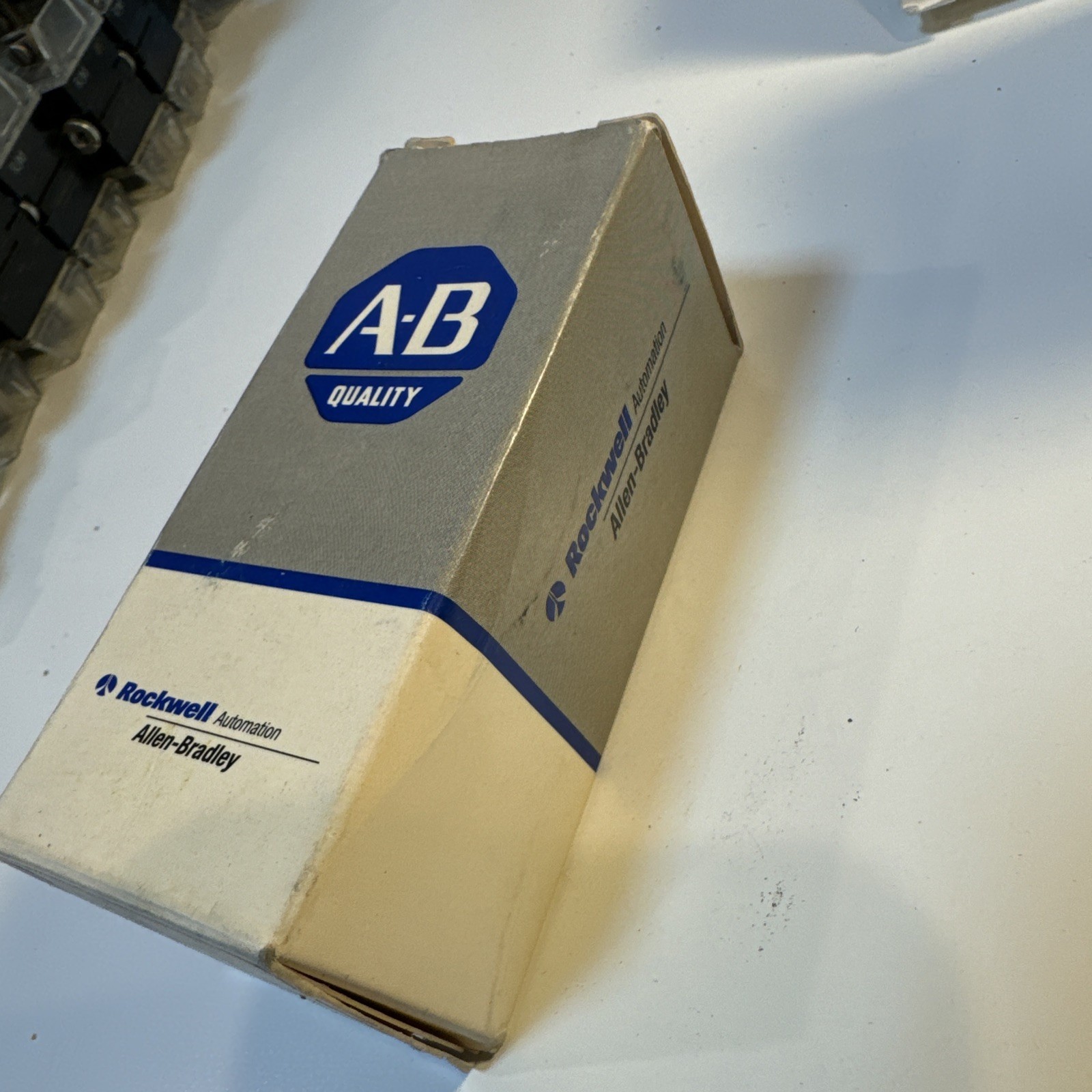 Allen-Bradley 800MR 3-Position Selector Switch Black Knob