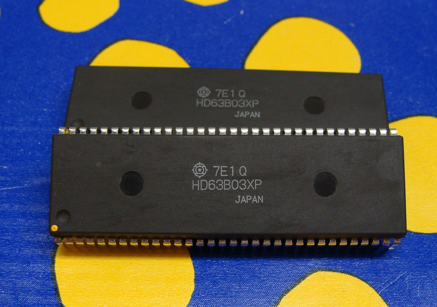 Hitachi HD63B03XP, 8-BIT Microcontroller, 2Mhz, PDIP (64 pin Dip Package)