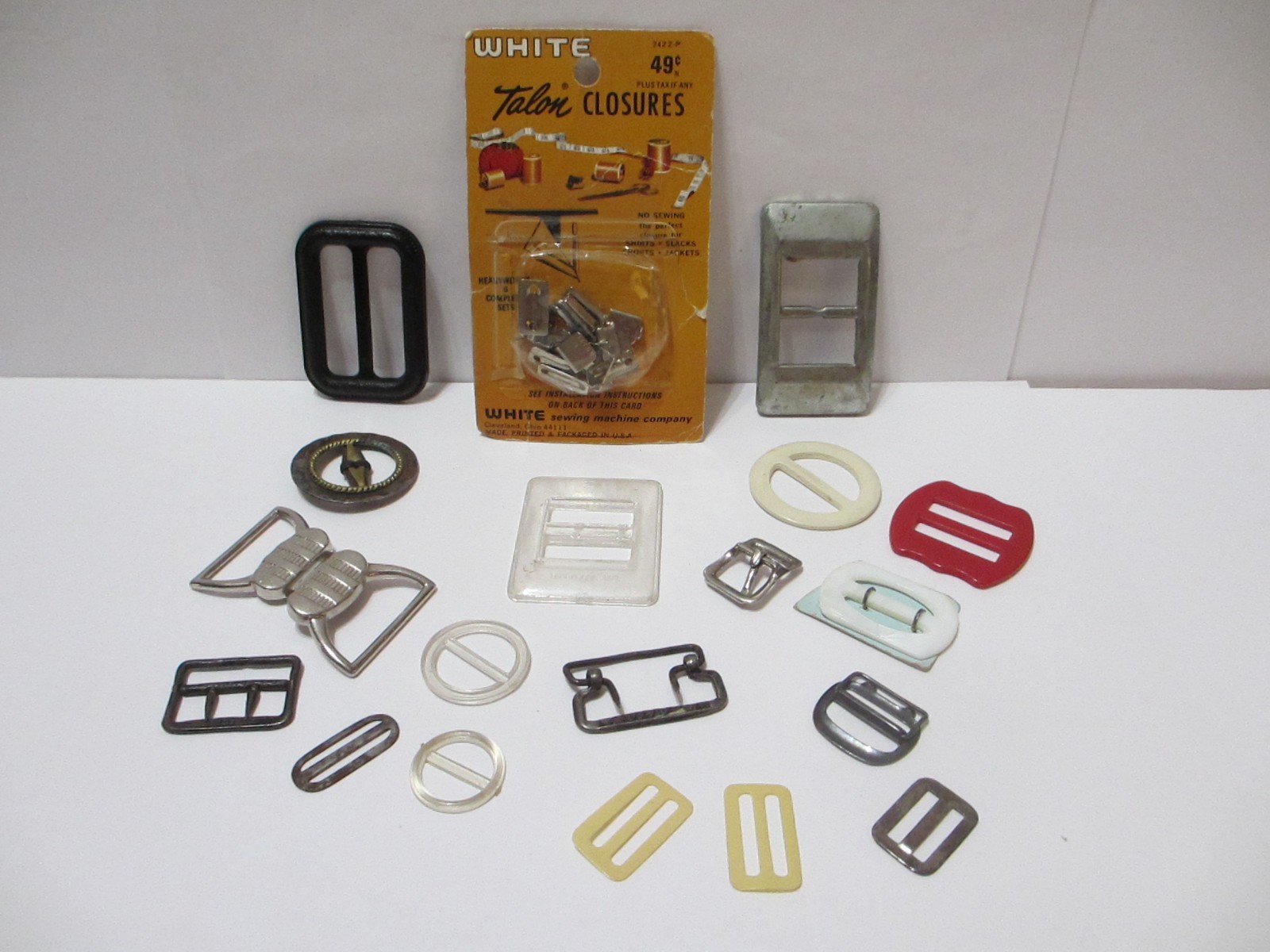 VINTAGE SEWING NOTIONS BELT BUCKLES & WHITE TALON CLOSURES METAL BAKELITE ?