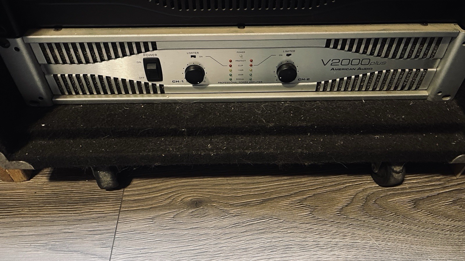 American Audio V2000 Plus Professional Power Amplifier