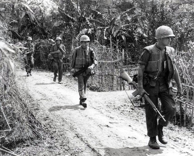 U.S. Marines patrol Gia Do village east of Dong Ha 8x10 Vietnam War Photo 710