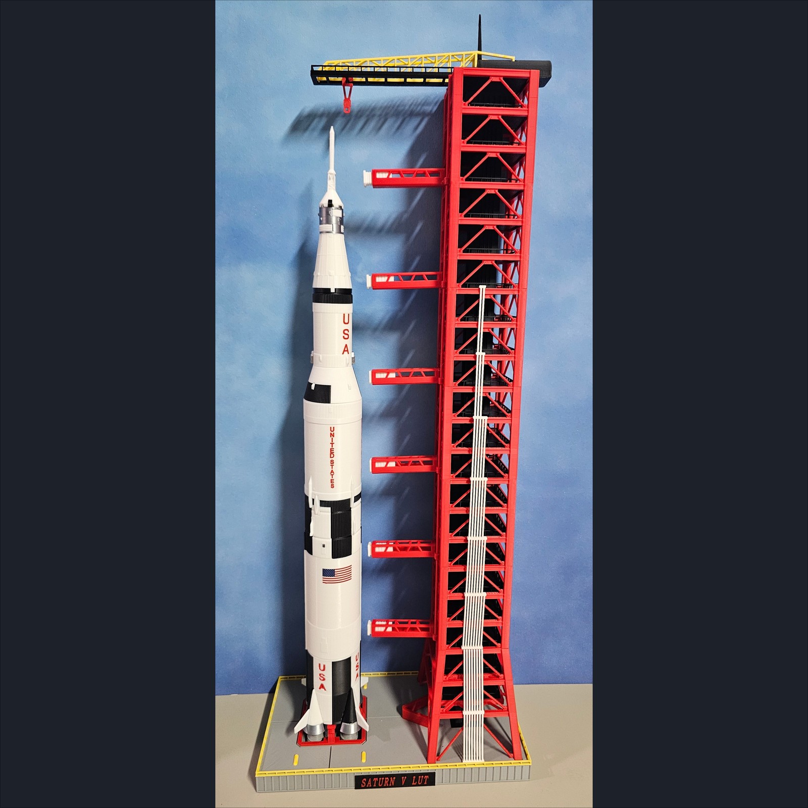1/200 US NASA Saturn V Rocket Launch Umbilical Tower LUT Model Finished Painted