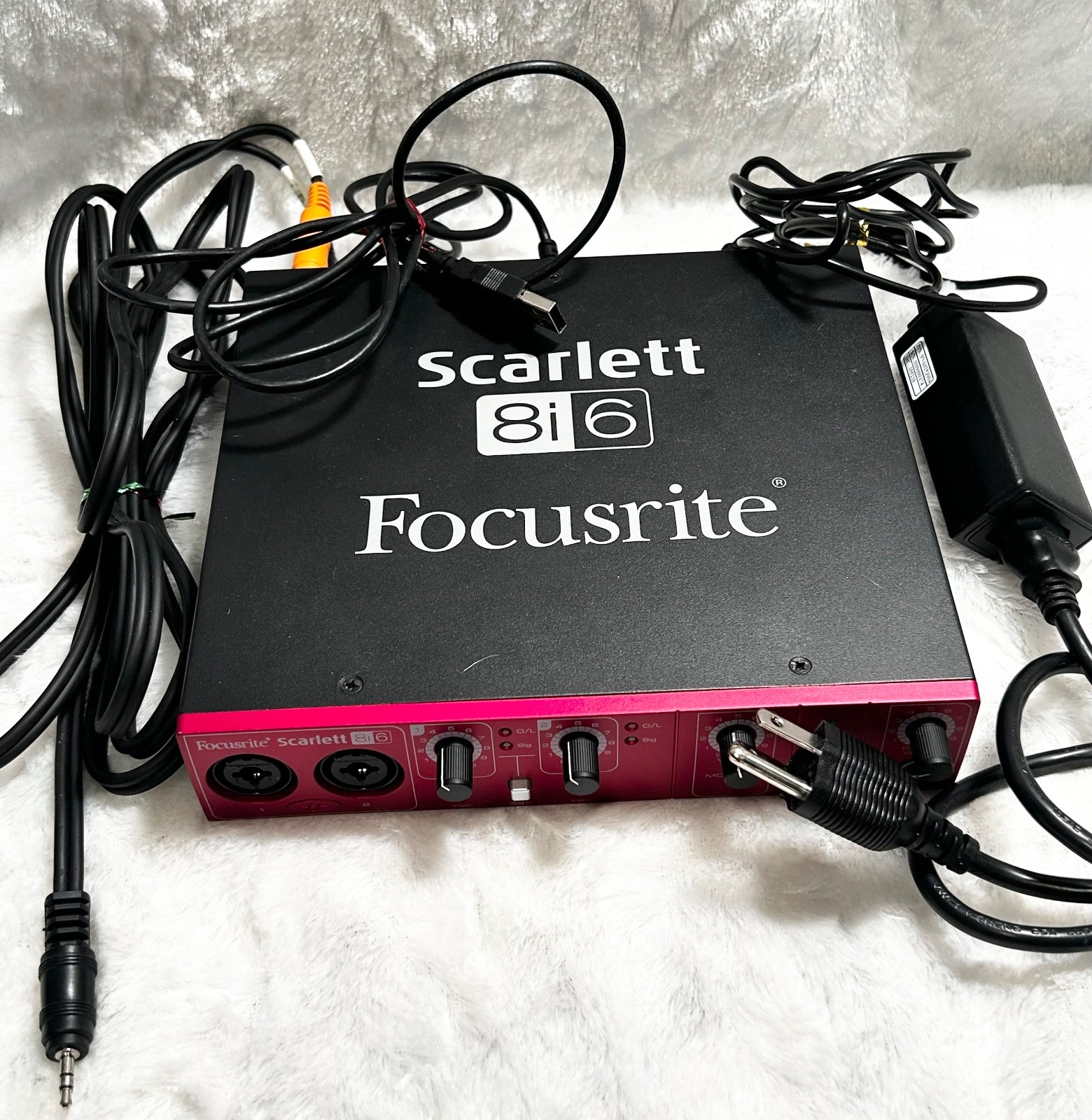 SCARLETT 8i6 FOCUSRITE AUDIO INTERFACE WITH CABLES AS PICTURED