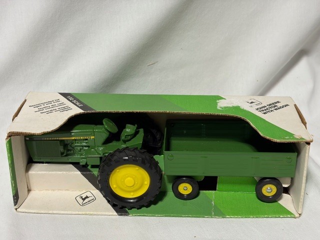 ERTL John Deere Tractor & Wagon, Green, 1/32, NIB