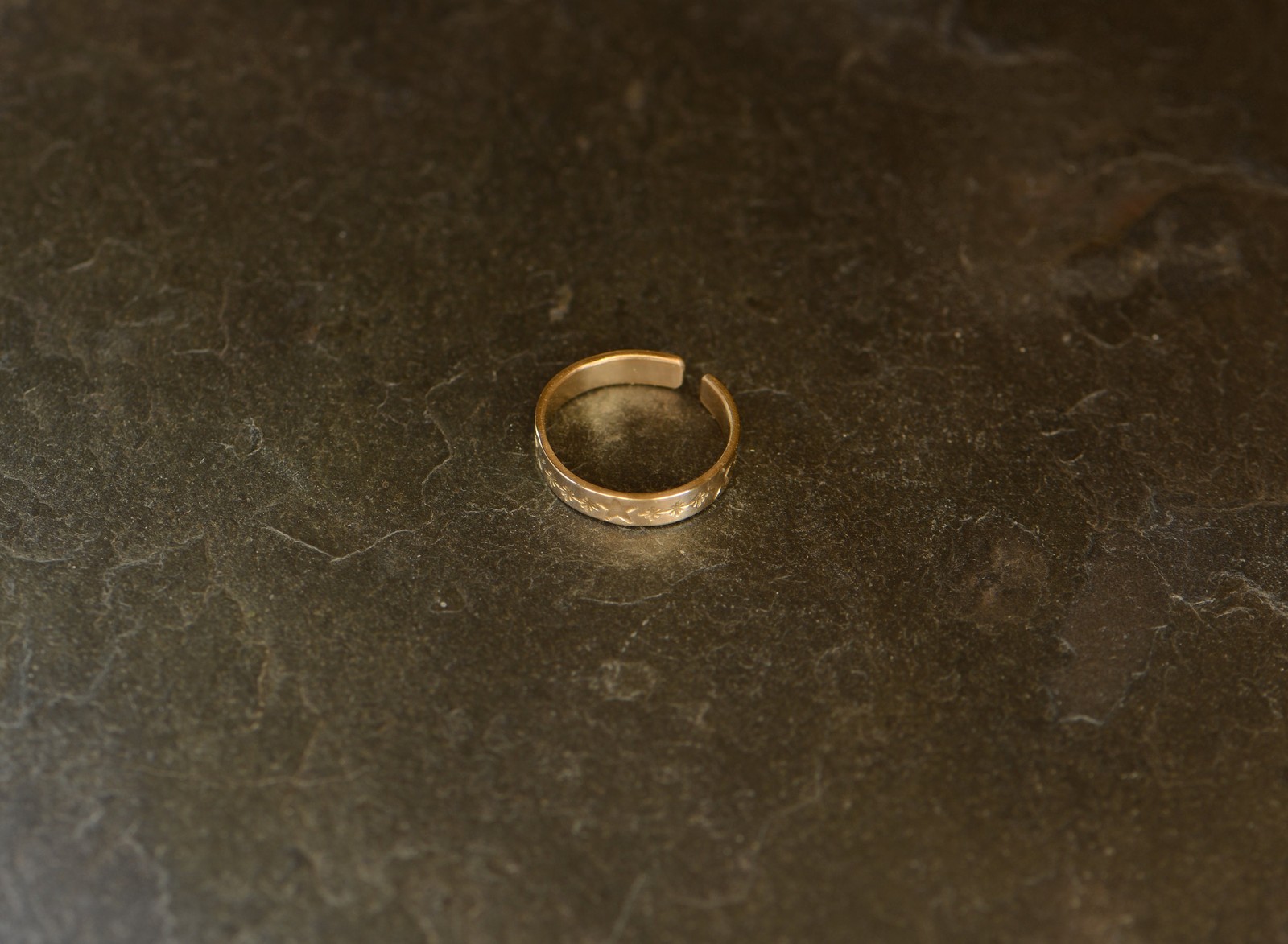 Dainty 14k Gold Toe Ring with Stars