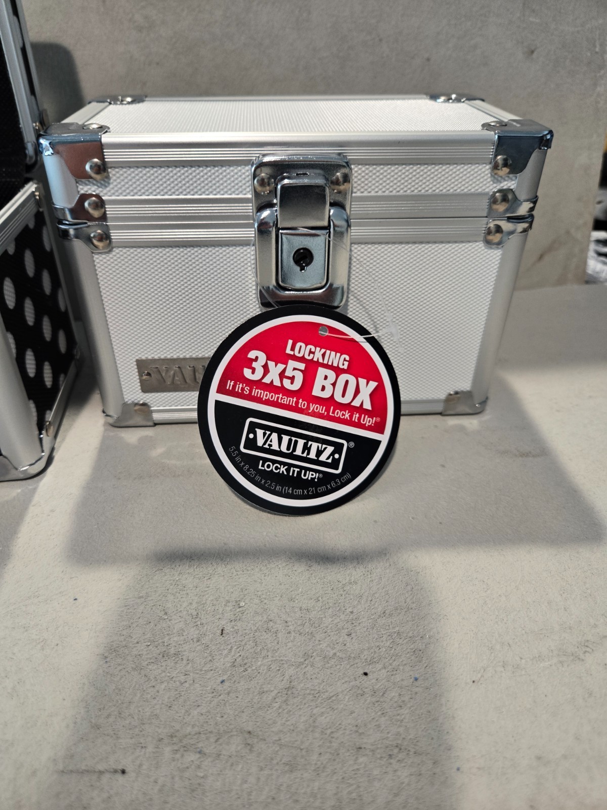 small decortive key lock safety box