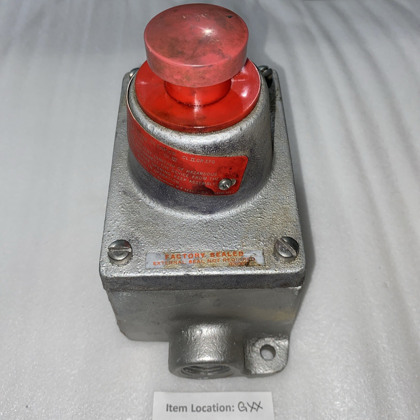 CROUSE HINDS EFD 2437S768 Model B3 125V Red Push Button Switch heavy duty