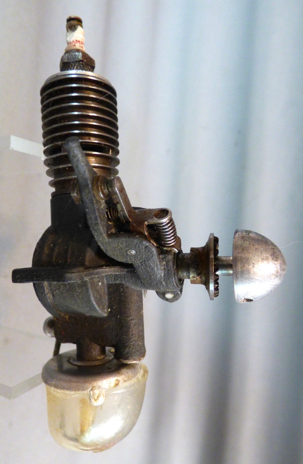 EX  SUPER ATOM .098 SPARK IGNITION GAS ENGINE 1940s ERA MICRODYNE EX COMPRESSION