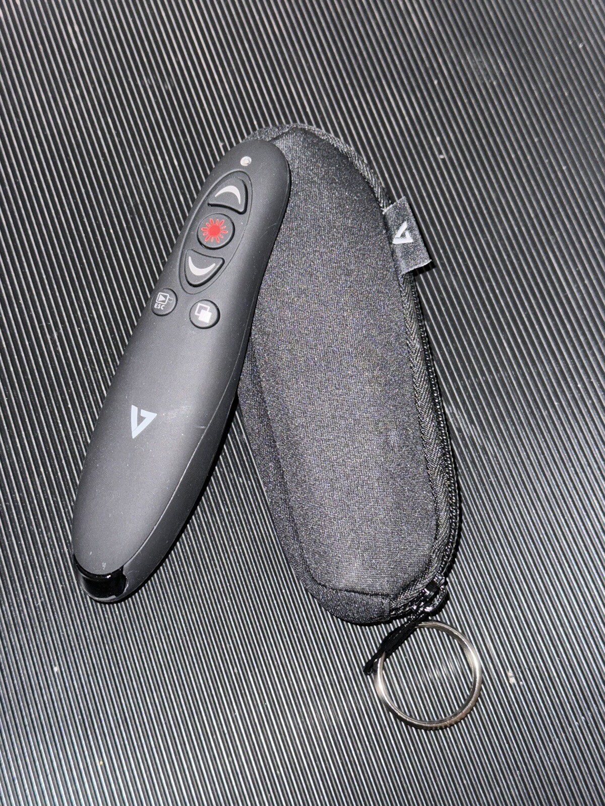 V7 WP1000-24G-19NB Professional Wireless Presenter with Laser Pointer