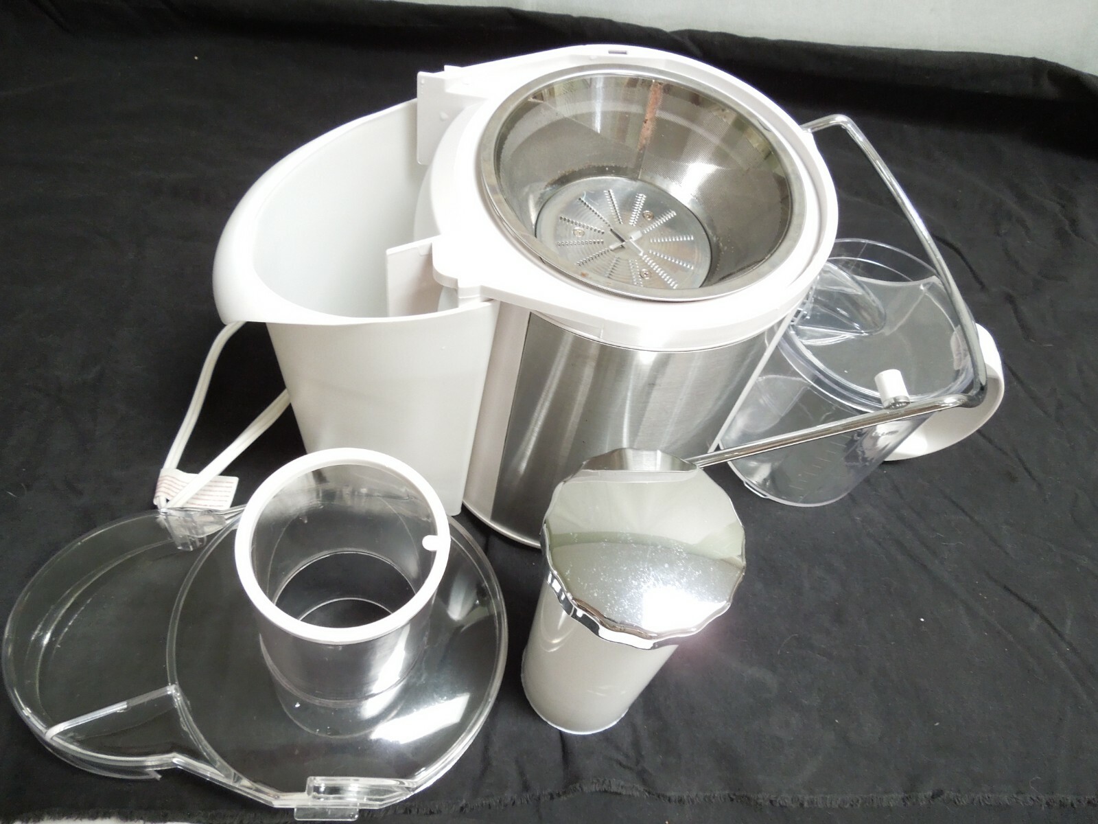 Bella High Power Juice Extractor Model XJ-BK129 White with All Attachments