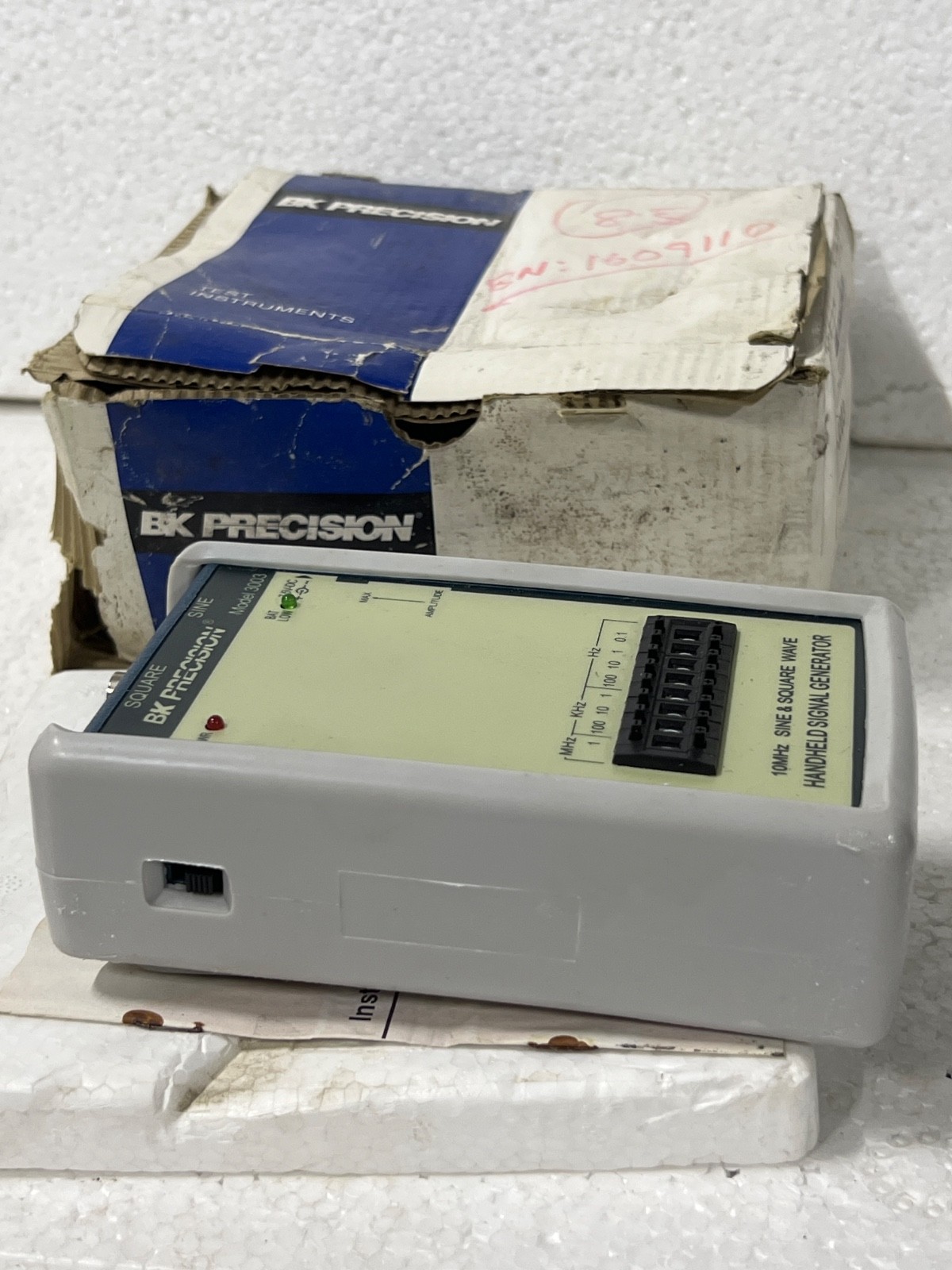 Bk precision 3003 10mhz Sine/Square Wave Handheld Signal Generator