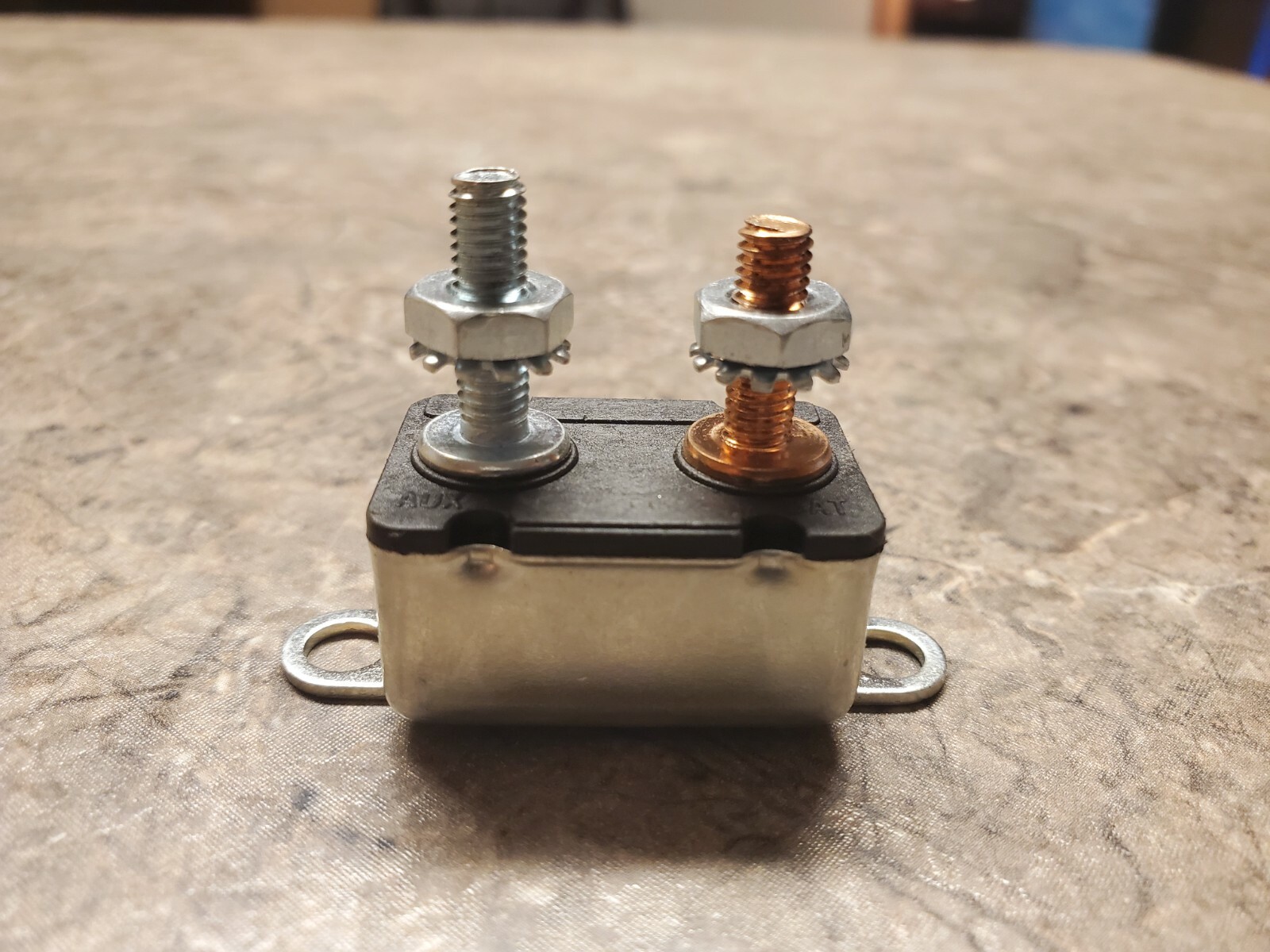 12VOLT / 10 AMP AUTOMATIC RESET CIRCUIT BREAKER METAL WITH BRACKET