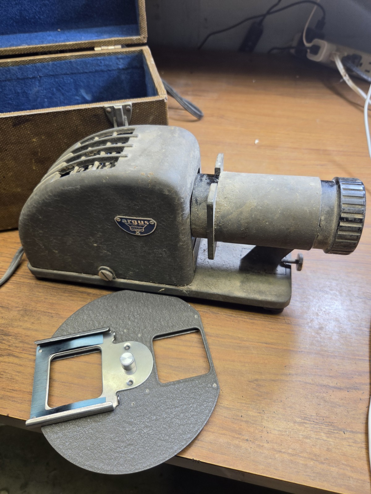 vintage argus 35mm slide projector With Case  ( Working)