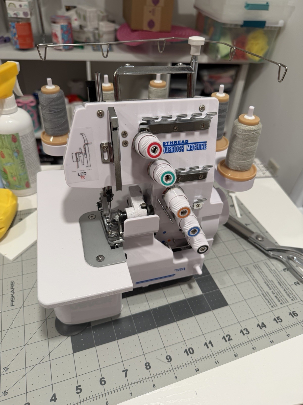 Serger Overlock Sewing Machine,1250 Stitches Per Minute,2-3-5 Thread Capability