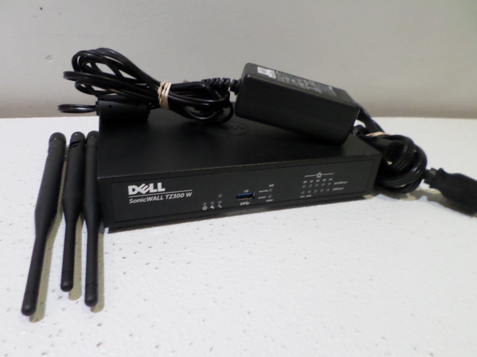 Dell SonicWall TZ300 APL28-0B5  Wireless Firewall w Pwr & Antennas 101-500404-56